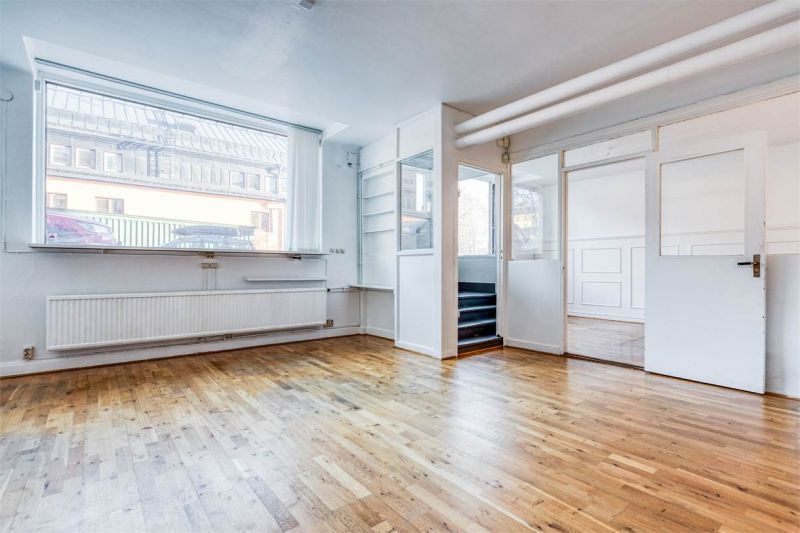 Unik möjlighet att hyra en lokal i markplan med stora skyltfönster och egen ingång. Mysigt läge invid Norr Mälarstrand!...