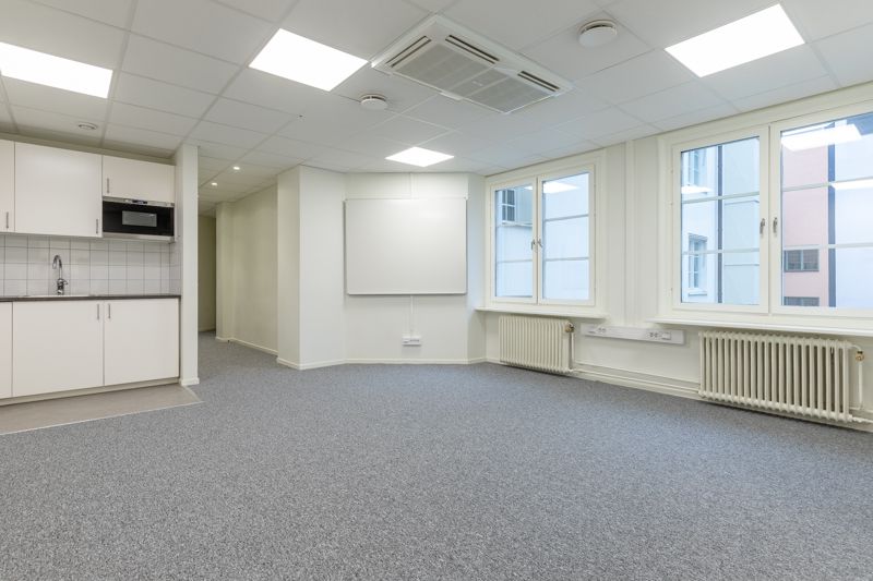 På en av huvudstadens bästa adresser finns denna fina, lilla lokal på plan 6 till förhyrning. En lokal med perfekt planl...