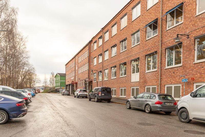 Trivsam laboratorielokal med tillhörande kontorsytor i Hagalunds företagsområde! God lastaccess via markport – inomhuskaj- och lasthiss rakt upp i lokalen! 