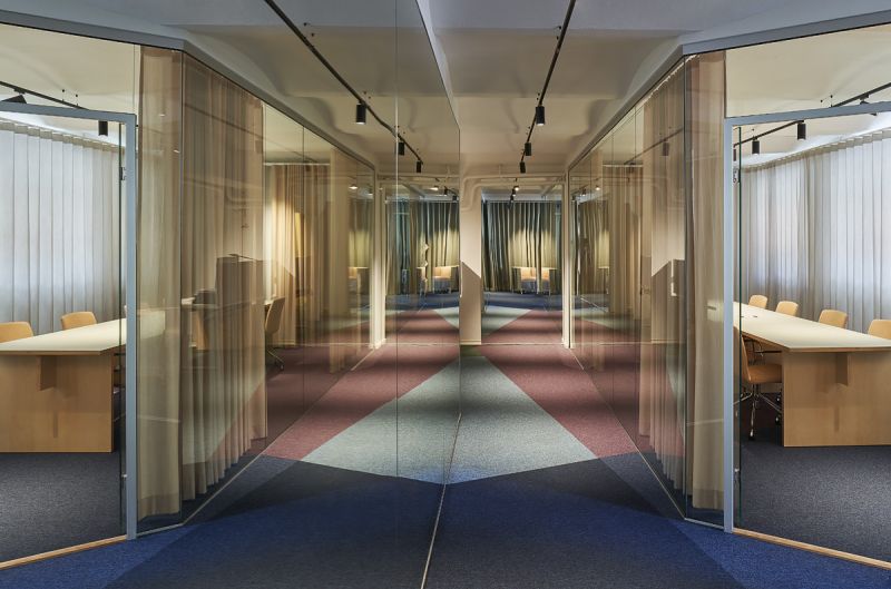 Exklusivt arkitektinrett kontor eller showroom med egen ingång från Tegnérgatan finns nu tillgängligt.  Attraktivt A-läge intill Drottninggatan och Tegnérlunden!