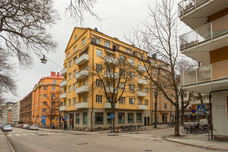 Attraktivt belägen hörnlokal i entréplan med egen ingång från gatan och stora skyltfönster uthyres! I ett av Kungsholmens bästa lägen erbjudes denna lokal med härlig takhöjd och industrikaraktär utan överlåtelseavgift. Garage finns i huset!...