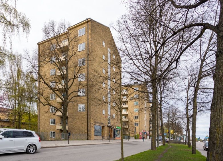 Attraktivt beläget kontor på Södermalm uthyres! Goda möjligheter att kunna ta emot och skicka leveranser via husets bakre entré samt utmärkta kommunikationer! 