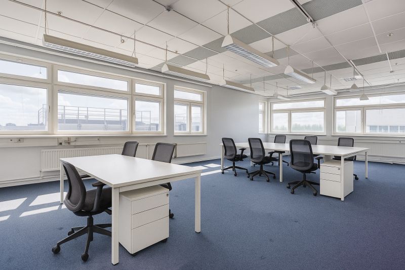 I  en av Stockholms mest spännande infrastrukturfastigheter finns detta strategiskt belägna kontor tillgängligt! Bredvid E4:an och kommande förbifart Stockholm! Varmt välkommen på visning!