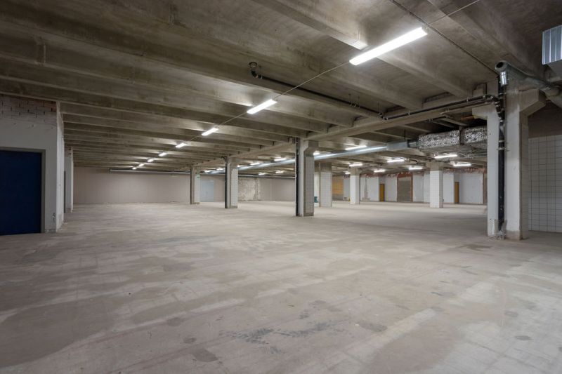 På en av Stockholms mest spännande infrastrukturfastighet finns denna strategiskt belägna lagerlokal tillgängligt precis intill E4:an och i närheten av den kommande förbifarten! Varmt välkommen på visning!