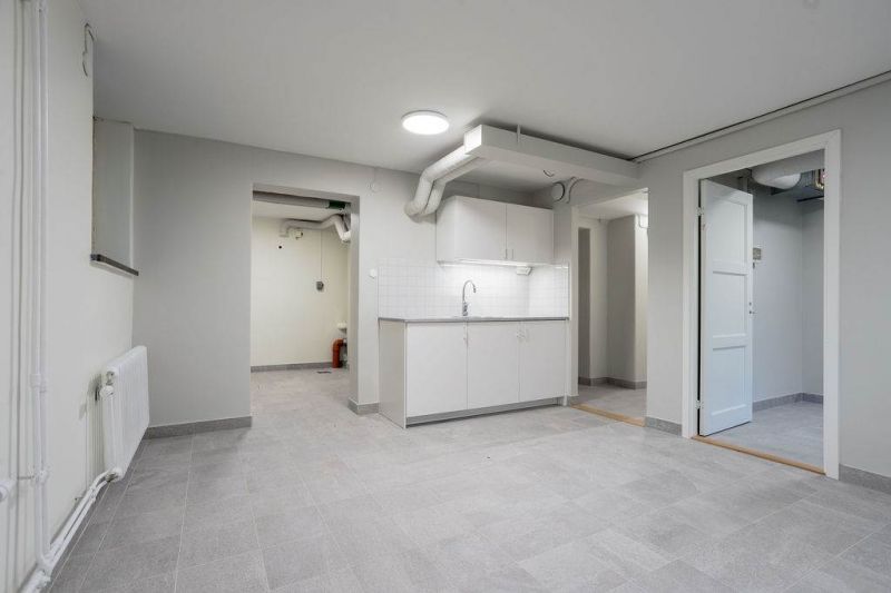 Totalrenoverad lokal i trevliga Årsta med närhet till såväl E4 som till Huddingevägen samt Nynäsvägen!Fin lokal i markplan med egeningång i nyskick!