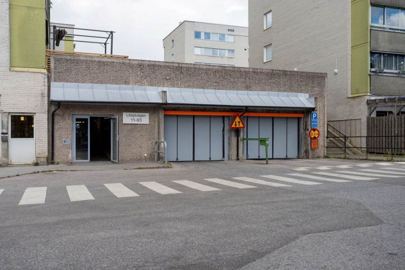 Lättillgänglig lokal för i och urlastning. Lokal med utmärkta kommunikationer lättillgänglig med bil lämpar sig för flera olika verksamheter.