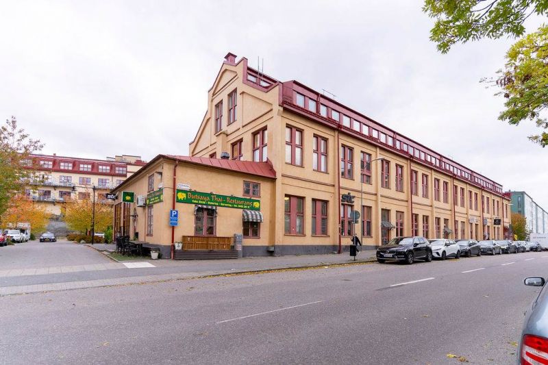 Unikt kontor högst upp i fastigheten med högt i tak och entresolplan!