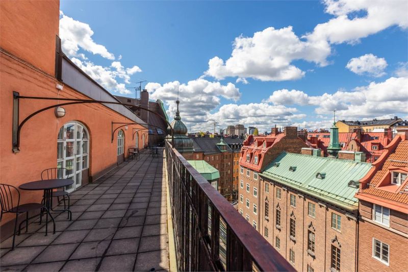 I bästa läge på Östermalm med Stureplan och Humlegården runt hörnet. Nu finns fint litet kontor med två rum, stort kök, ...