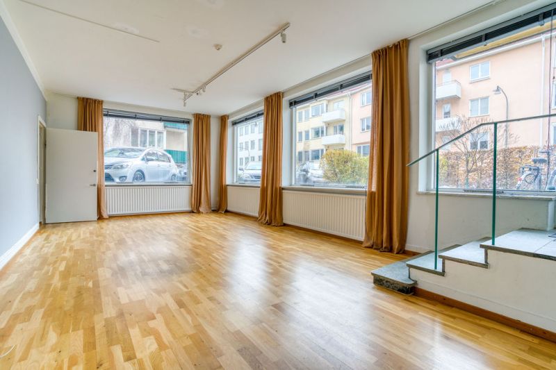 Omomsad lokal i bästa läge på Gärdet med egen ingång från gatan och stora skyltfönster! Ingen överlåtelseavgift utgår! En utmärkt lokal för kontor och showroom eller varför inte en kombination av båda?