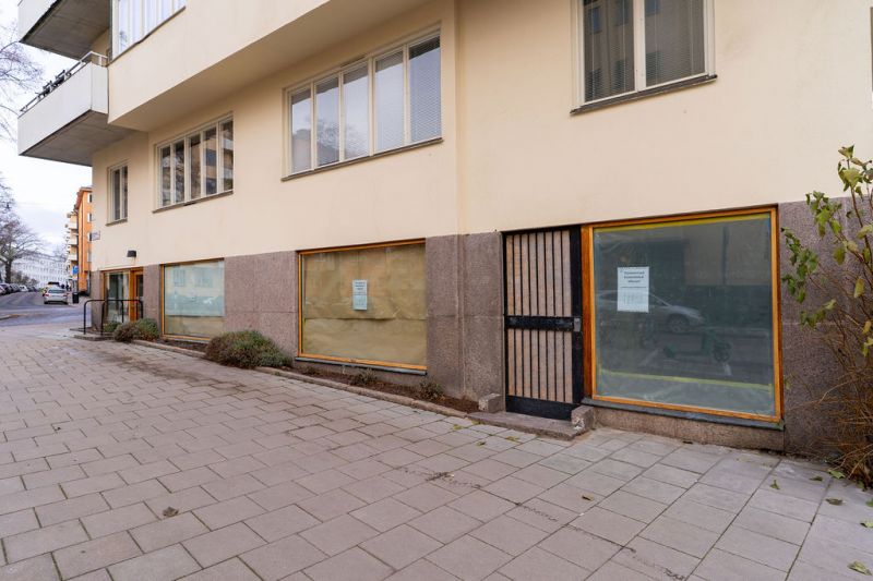 Lokal i bästa läge på nedre Gärdet med stora härliga skyltfönster samt egen ingång från gatan! Lokalen hyrs ut i nyproduktionsskick från att varit helt stomren. Ingen överlåtelsesavgift utgår! 