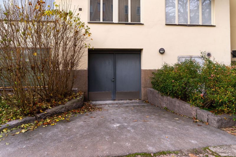 Lagerlokal i bästa läge på nedre Gärdet finns nu tillgänglig! Bra lastaccess för mindre lastbilar. Lokalen kan passa utm...