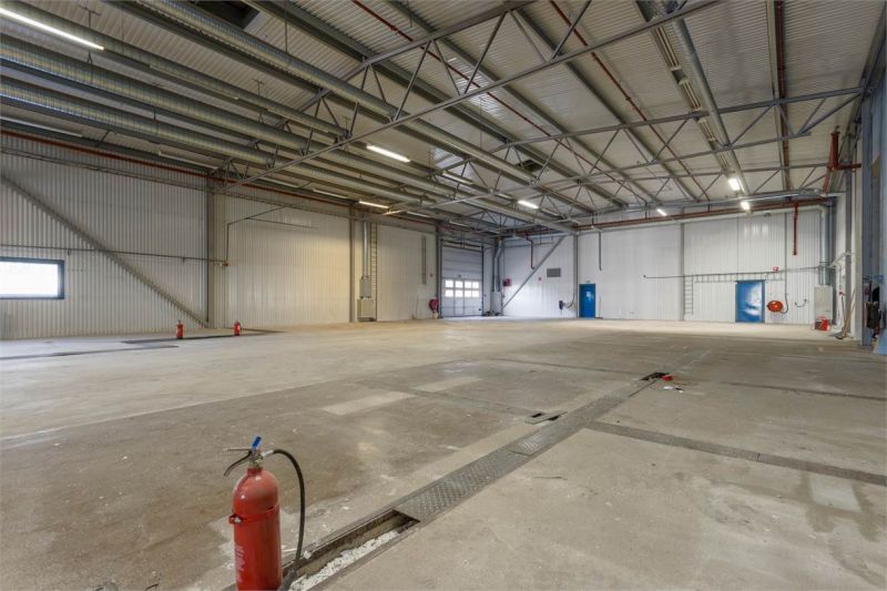 Lager och industrilokal med bra förutsättningar, takhöjd upp till 6 m, port om 4,5X4,5m. Utmärkta ytor för stort logistikbehov stora rangerytor.