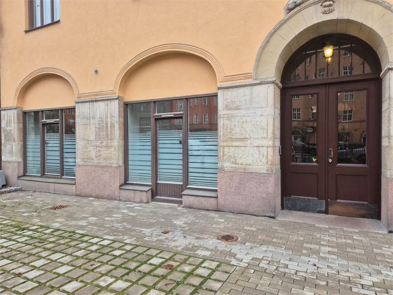 Attraktiv lokal i markplan, högt i tak på eftertraktade Karlbergsvägen 49, mitt i pulserande Vasastan. Perfekt lokal för företag som värdesätter tillgänglighet, service och kommunikationer.
