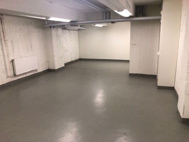 lager lokal 1 trappa ned i källare , ej hiss ned.