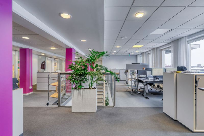 Moderna kontor tillgängliga i kontorsbyggnad med förstklassig kringservice! Bemannad reception, sociala gemensamhetsytor...