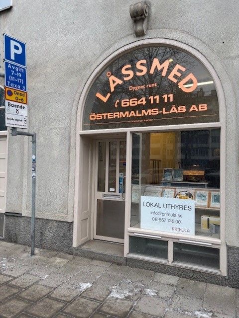 fd låssmed har hyrt lokalen . 34 kvm upptill och 39 kvm i nedre lokal totalt 73 kvm med hiss ner utanför lokal för att t...