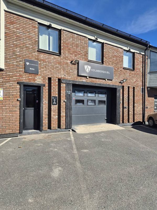 Letar du efter en flexibel, lättillgänglig lokal för verkstad, produktion, lager/kontor eller showroom med stor markport...