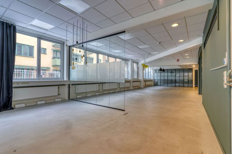 Söker ni ett kontor som kombinerar lugn arbetsro med stadens puls? Välkommen till Alströmergatan 14 – en modern pärla på...
