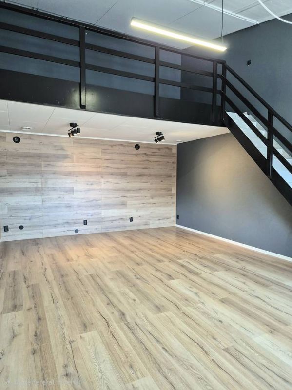 Fint kontor beläget en trappa upp med plats för 6skrivbord plus mötesrum.