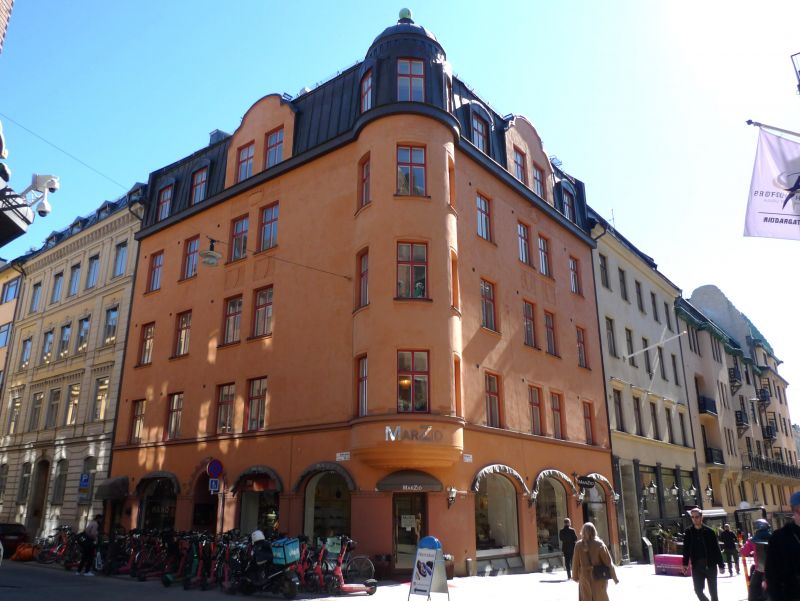 På anrik fastighet mitt i hjärtat av Östermalm finns detta vackra, nyrenoverade kontor tillgängligt! 