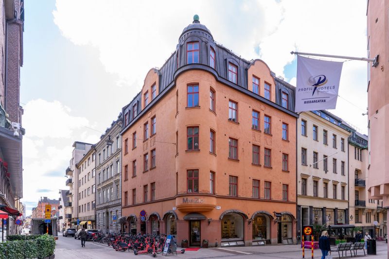 På anrik fastighet mitt i hjärtat av Östermalm finns denna nyrenoverade vindslokal tillgänglig!