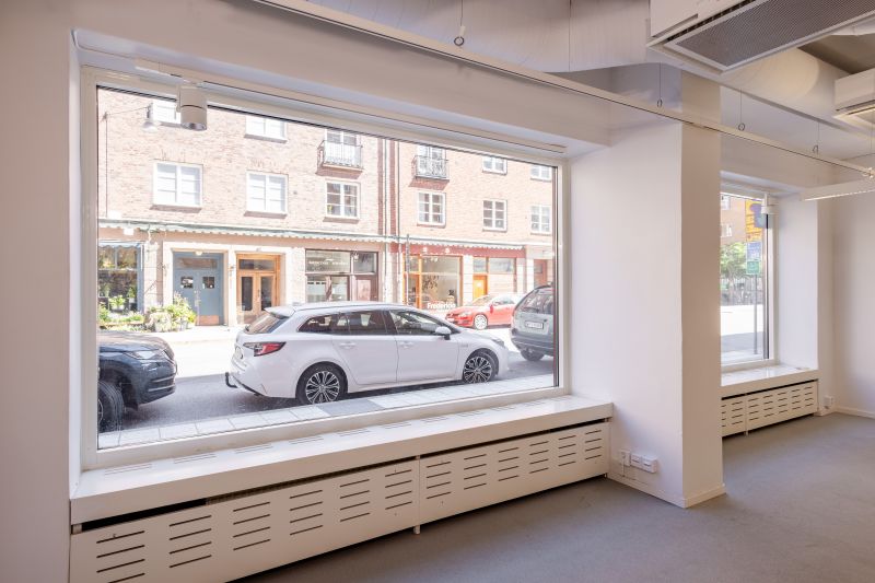 Lokalen har tidigare fungerat som showroom för ÅWL arkitekter. Lokalen är uppdelad i tre ytor varav den ena mot innegård...