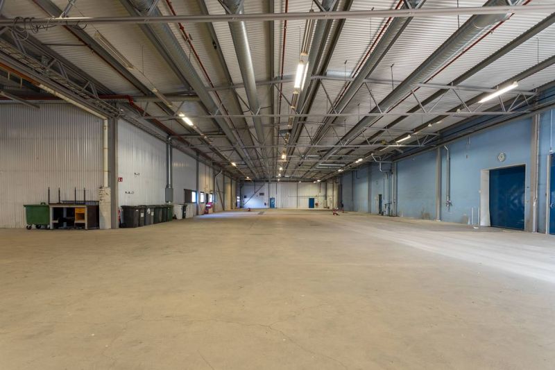 Lager och industrilokal med bra förutsättningar, takhöjd upp till 6 m, port om 4,5X4,5m. Utmärkta ytor för stort logistikbehov stora rangerytor.