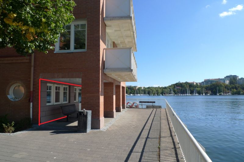 Nyrenoverad lokal med drömläge vid Mälaren – med panoramautsikt och egen ingång i Alvik!