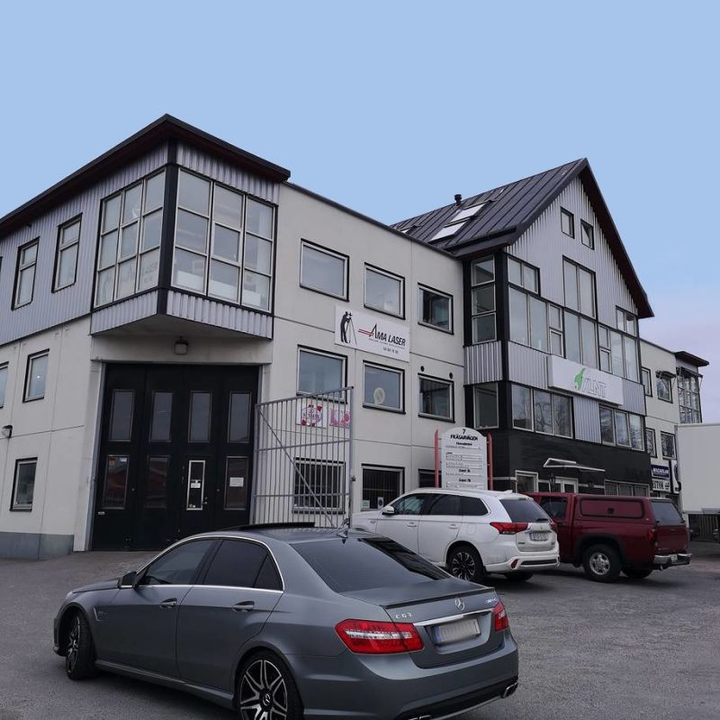 Lokal med många användningsområden med optimalt logistiskt läge i Länna handels- och industriområde! 