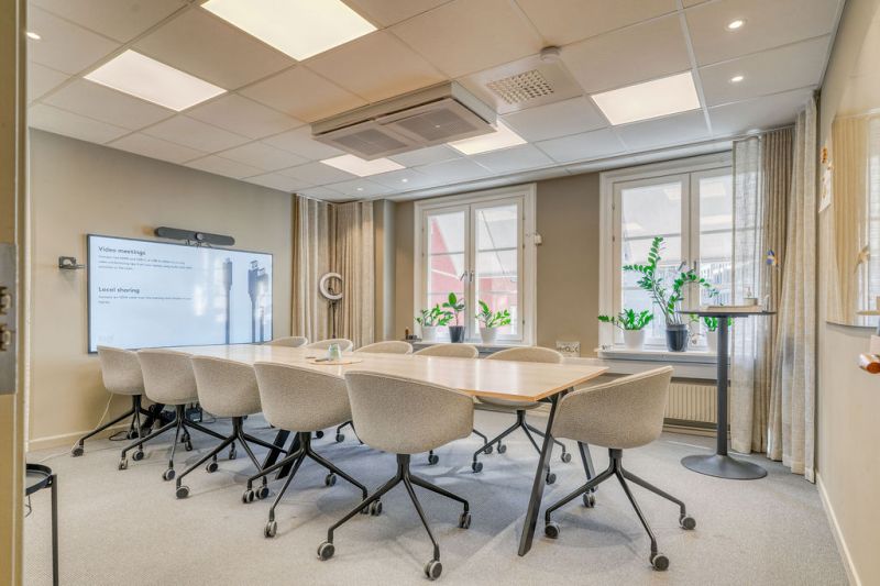 Representativt kontor högst upp i huset – 130 kvm på bästa adress på Kungsgatan!